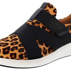 Clarks Of England Clarks Women's Un Rio Strap Hook & Loop Slip On Sneakers With Arch Support